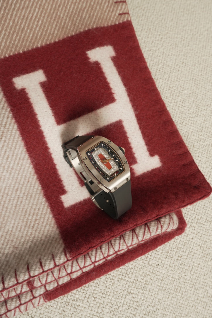 Rm07-01 Plain White Gold Red Lips Diamond Dial