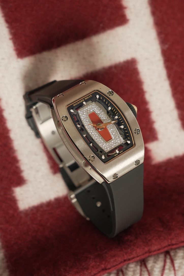 Rm07-01 Plain White Gold Red Lips Diamond Dial